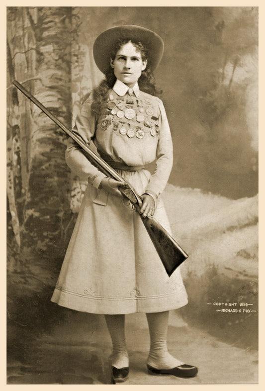 Annie Oakley 1890 Photo with her Rifle Western History Cowgirl Sharp Shooter